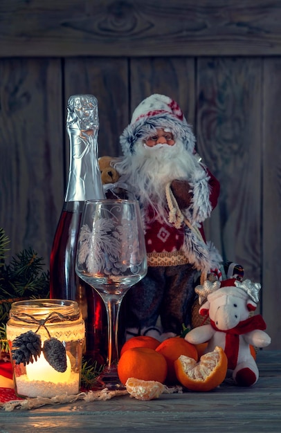 Les branches d'épicéas mandarines Père Noël et champagne