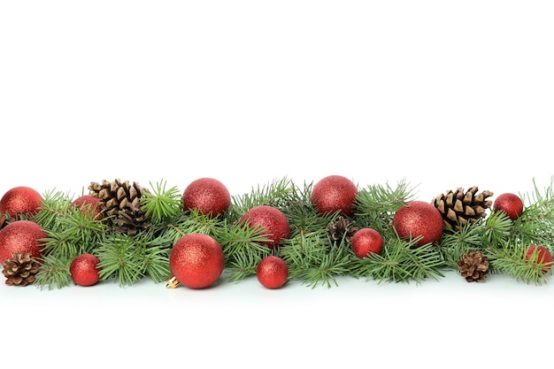 Branches d'épinette avec des boules de Noël isolés sur fond blanc