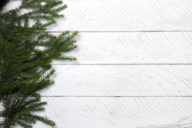 Photo branches d'épinette de fond de noël sur des tableaux blancs rugueux