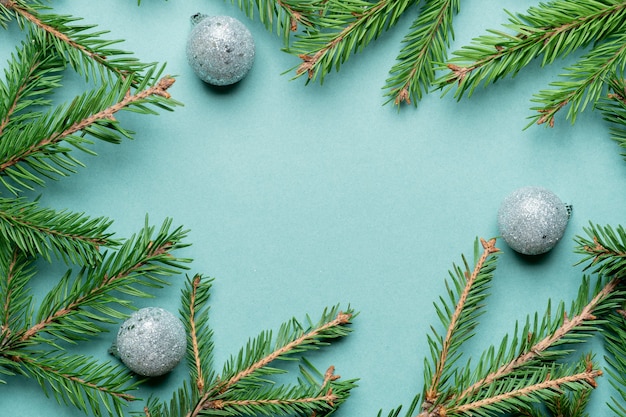 branches d'épinette et jouets d'arbre de Noël sur bleu