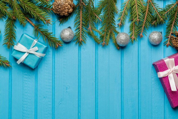 branches d'épinette sur table en bois bleu avec espace copie