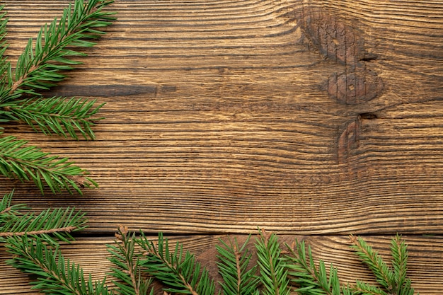 branches d'épinette sur table en bois marron avec espace copie