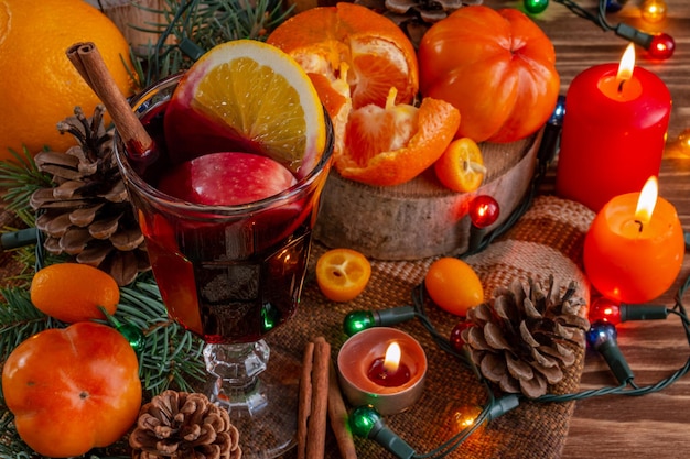 Branches d'épinette de vin chaud du Nouvel An chaud bougies d'agrumes l'atmosphère de Noël