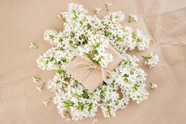 Branches de lilas d'été blanc Un cadre de fleurs Fleurs d'été sur fond d'artisanat Cadeau Vue de dessus à plat