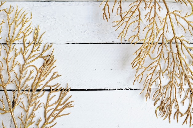 Branches d'or, feuilles jaunes sur bois blanc