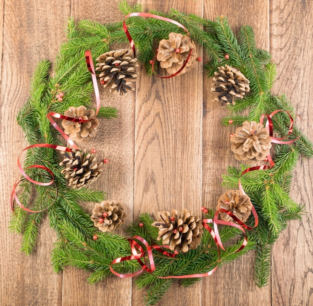 Branches de pin de Noël sur une table en bois