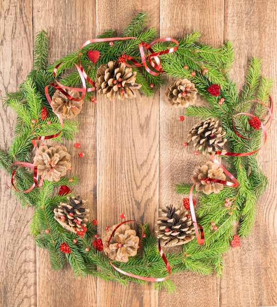 Branches de pin de Noël sur une table en bois