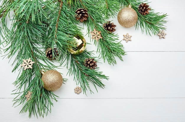 Branches de pin vert avec décorations de Noël