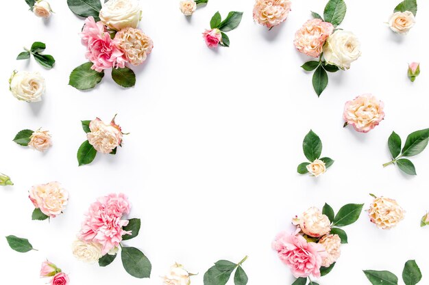 Branches de roses et de clous de girofle motif floral sur fond blanc vue de dessus à plat fond de la Saint-Valentin