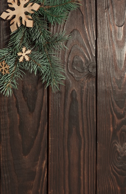 Branches de sapin avec décor de Noël sur fond de bois foncé ancien