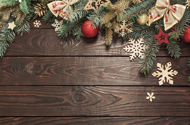 Branches de sapin avec décor de Noël sur vieux bois foncé