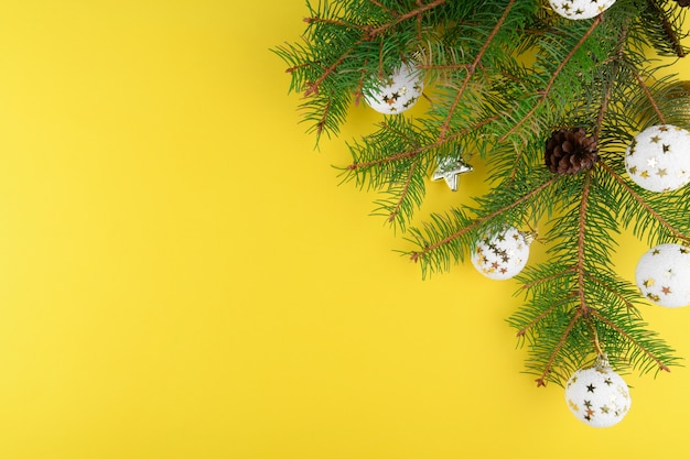 Branches de sapin naturel avec décorations en bois