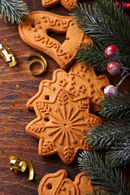 Branches de sapin de Noël, boules de Noël, pain d'épice de Noël, coffret cadeau, flocons de neige et étoiles sur fond de bois ancien pour les voeux de Noël. Mise au point sélective, espace de copie. Carte de voeux de Noël.