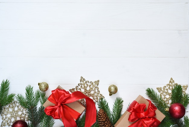 Branches de sapin de Noël avec des cadeaux et des décorations