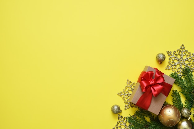 Branches de sapin de Noël avec des cadeaux et des décorations