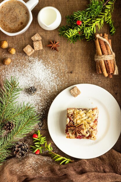 Branches de sapin de Noël, cônes, tarte, épices et café