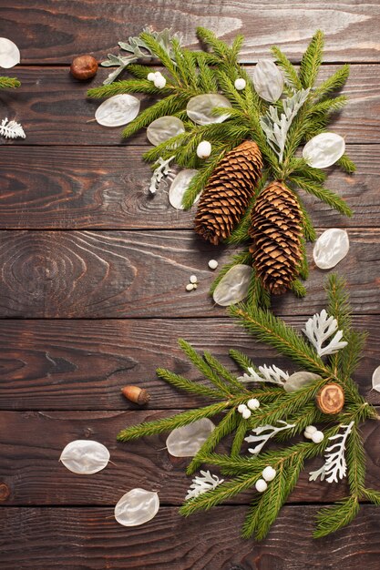 Branches de sapin de Noël et décorations sur bois foncé