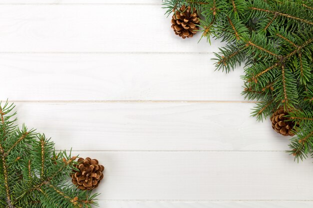 Branches de sapin de Noël et pommes de pin