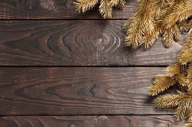 Branches de sapin de Noël sur le vieux fond en bois foncé