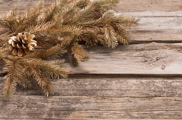Branches de sapin de Noël sur le vieux fond en bois foncé