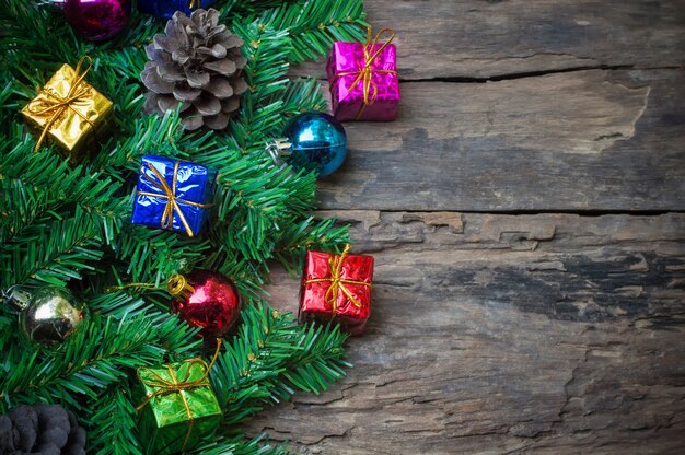 Branches de sapin, pommes de pin, boîte-cadeau colorée et boule de verre pour Noël ou le nouvel an