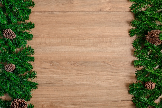 Branches de sapin et pommes de pin sur planche de bois