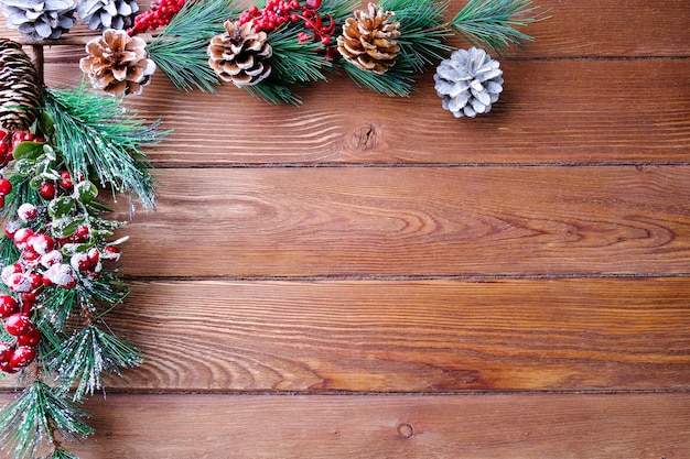 Branches de sapin sur une table en bois. Concept de Noël et du nouvel an