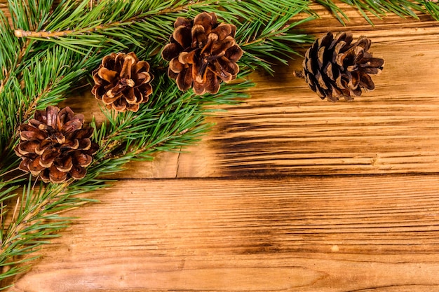 Branches de sapin sur table en bois rustique