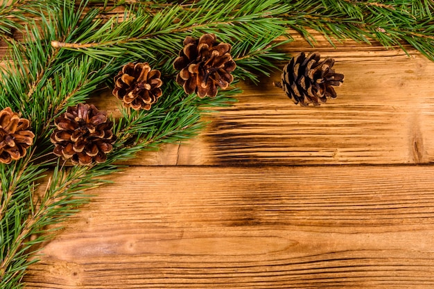 Branches de sapin sur table en bois rustique