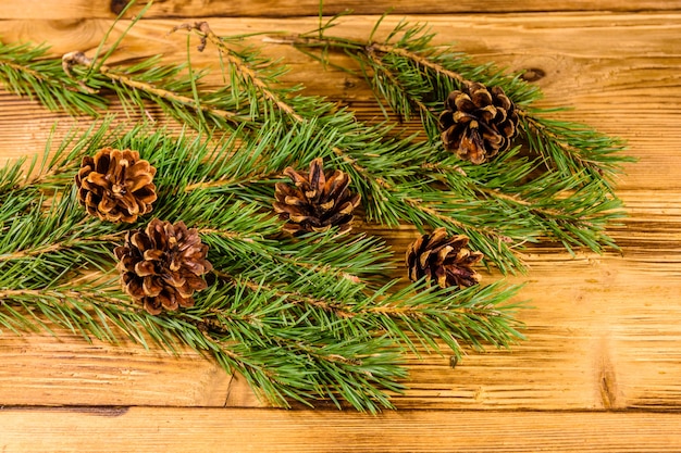 Branches de sapin sur table en bois rustique