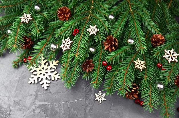 Branches de sapin vert avec décorations de Noël