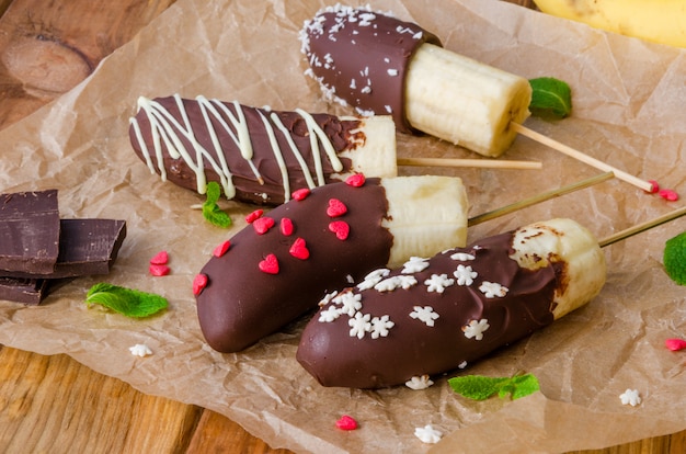 Branlettes de banane maison glacées recouvertes de glaçage au chocolat. Dessert délicieux, diététique et sain.