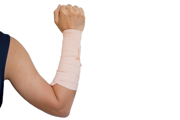 Bras d'homme avec bandage isolé sur fond blanc est un concept de blessure au bras d'un homme