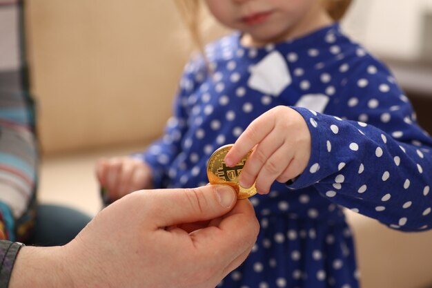 Bras de petite fille collecte des pièces crypto