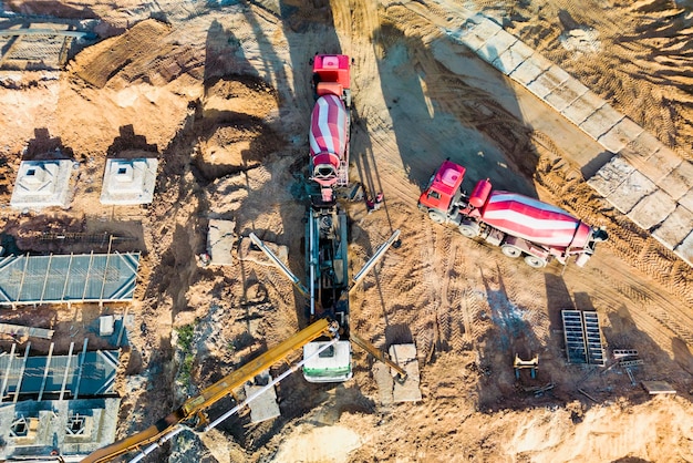 Bras de pompe à béton prêt pour le transport de béton sur le chantier de construction Flèche de camion pompe à béton contre le ciel en arrière-plan Pompe à béton montée sur camion Vue d'en haut