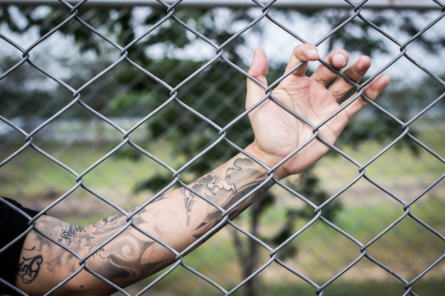 bras avec tatouage dans la prison