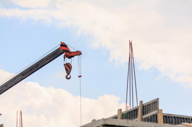 Bras télescopiques de camion-grue de construction mobile sur chantier