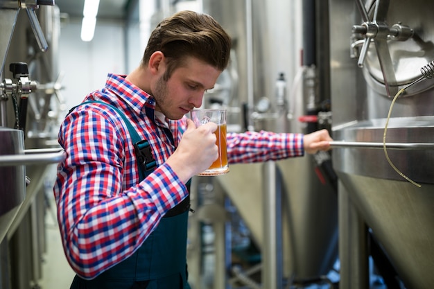 Brasseur sentant la bière