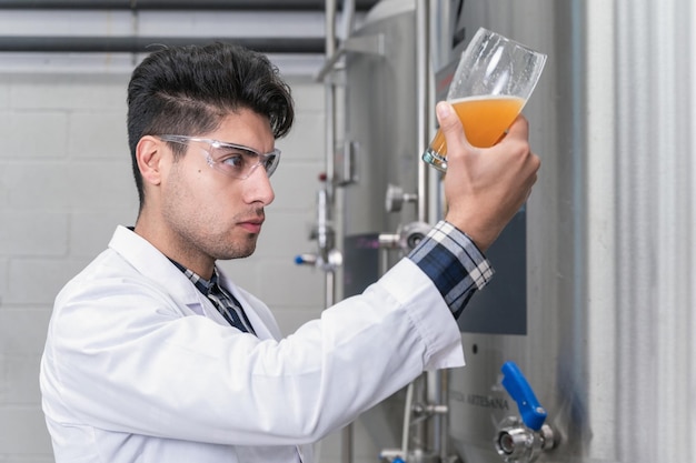 Brasseur testant la bière à l'usine de brasserie