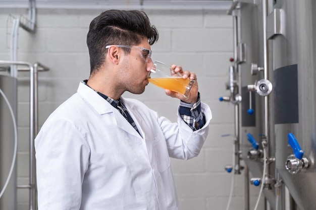 Brasseur testant la bière à l'usine de brasserie