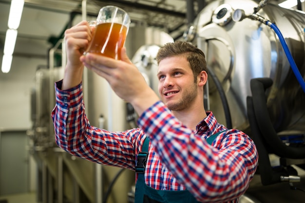 Brasseur testant la bière