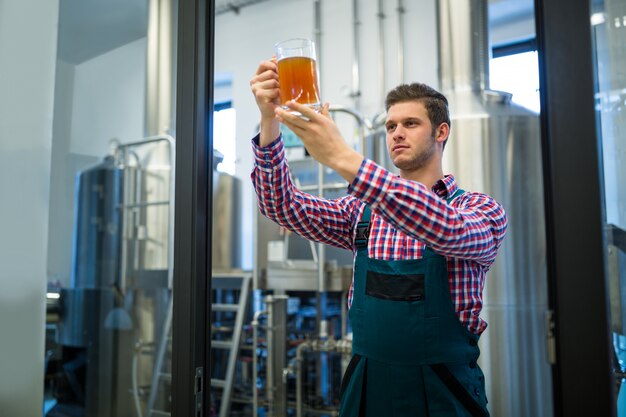 Brasseur testant la bière