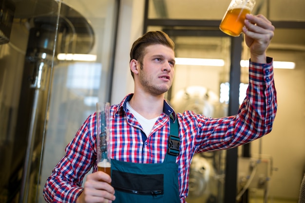 Brasseur testant la bière