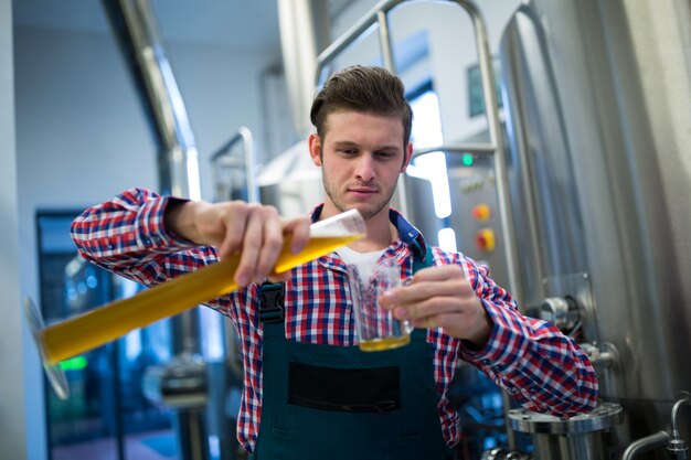 Brasseur, verser, bière, pinte, verre