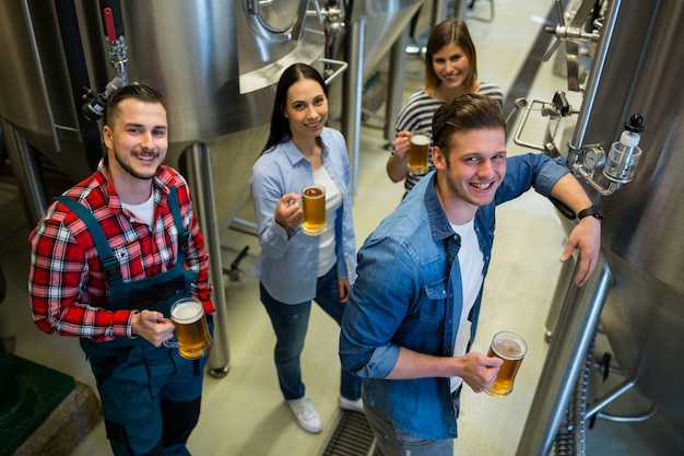 Brasseurs tenant un verre de bière à la brasserie