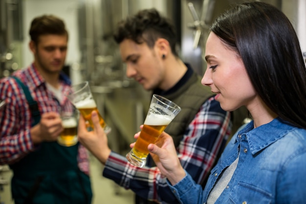 Des brasseurs testent de la bière dans une brasserie