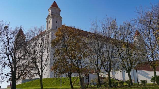 BRATISLAVA, SLOVAQUIE - Novembre 2017 : Stary Hrad - ancien château de Bratislava. Bratislava occupe les deux rives du Danube et de la Morava