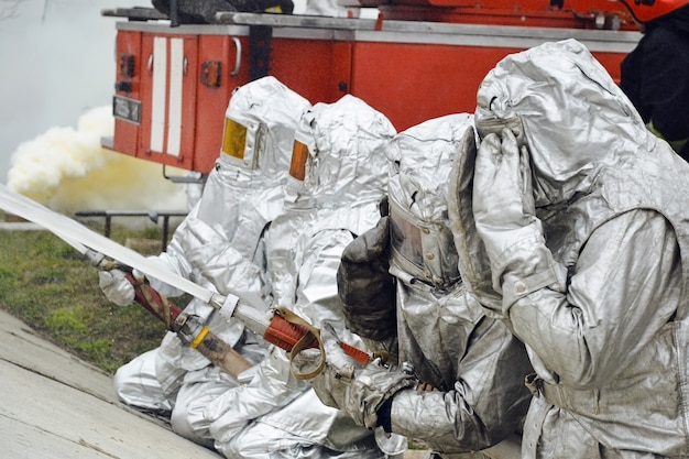 Brave pompier luttant contre un incendie, formation de pompier