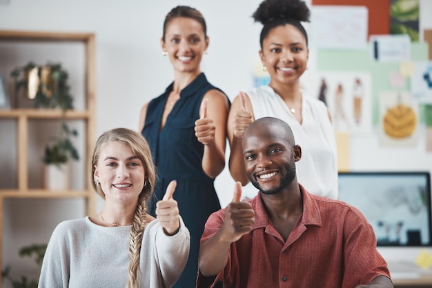 Photo bravo aux gens d'affaires ou au succès mondial dans la collaboration en équipe et le soutien des employés portrait souriant d'hommes heureux femmes et mains de diversité avec emoji de vote de remerciement et motivation pour l'objectif