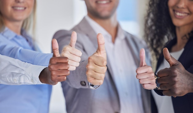 Bravo les mains et les gens d'affaires sont d'accord avec la diversité oui et le succès avec la motivation et la collaboration Signe de la main de réussite et emoji avec le groupe d'employés comme et solidarité avec l'équipe